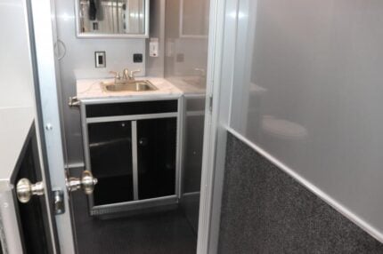 2025 InTech 34' Icon w/ Bath Pkg ICON - 32589-spo — photo 9