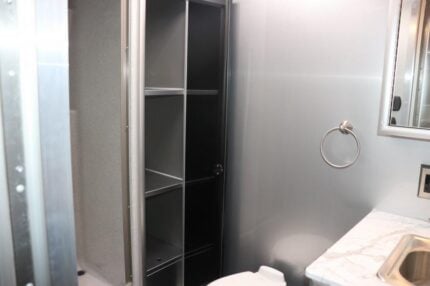 2025 InTech 34' Icon w/ Bath Pkg ICON - 32589-spo — photo 29